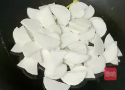 Illustration of how to make fried beef with celery and radish 8