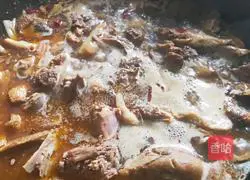 Illustration of how to make spicy beer duck 8