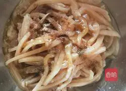 Illustration of how to make shredded pork with Jia Chang Jing sauce 2