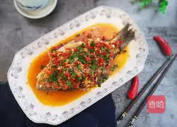 Illustration of how to make crucian carp with chopped pepper 15