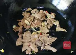 Illustration of how to stir-fry pork liver with green pepper 5