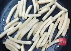 Illustration of how to make French fries and omelette rice (fried rice with French fries, egg and bacon) 2