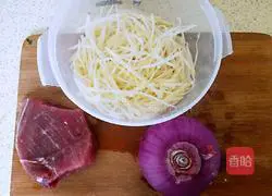 Illustration of how to make fried meat with potatoes and onions 1