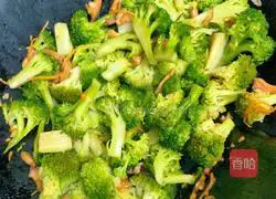 Illustration of how to make stir-fried meat with broccoli 7