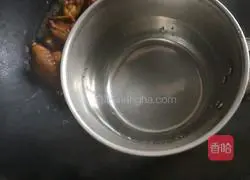 Illustration of how to cook tiger skin chicken wings and roasted yuba 15