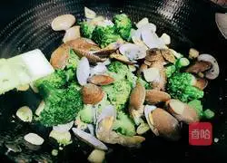 Illustration of how to make fried clams and broccoli 12