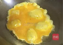 Illustration of how to make fried fungus with eggs 3