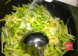 Illustration of how to make fried eggs with garlic sprouts 5