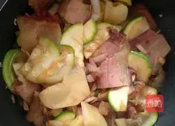 Illustration of how to cook bacon stewed rice in a lazy rice cooker 15