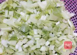 Illustration of how to make stir-fried celery and beef 2