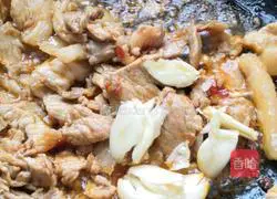 Illustration of how to stir-fry meat with green bamboo shoots 6