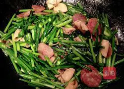 Illustration of how to cook sausage and cuttlefish with garlic sprouts 2