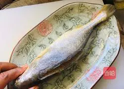 Illustration of how to make steamed yellow croaker 1