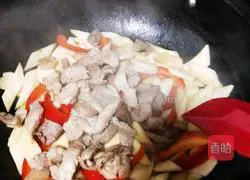 Illustration of how to make fried pork slices with king oyster mushroom 24