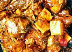 Illustration of how to stew Spanish mackerel in an iron pot 15