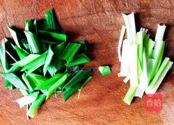 Illustration of how to stir-fry chicken hearts with green garlic sprouts 5