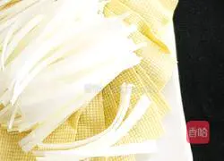 Illustration of how to make shredded pork with Beijing sauce 1