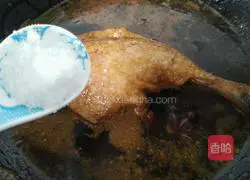 Illustration of how to make crispy braised duck legs 6