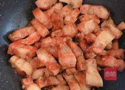  Illustration of how to make braised pork with rose fermented bean curd 7