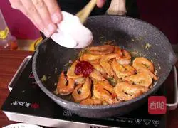 Illustration of braised prawns in oil 5