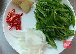 Illustration of how to stir-fry shredded pork with white jade mushroom 2