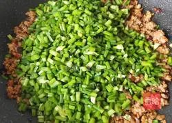 Illustration of how to stir-fry minced meat with chives and moss 16