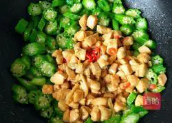 Illustration of how to make fried chicken with okra 17