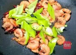 Illustration of how to cook shrimps with double peppers 5