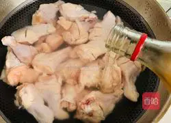 Illustration of how to make spicy braised chicken wings 2