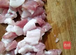 Illustration of how to make fried pork belly with sour beans 2