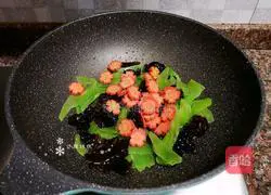 Illustration of how to make lettuce, fungus and scrambled eggs 11