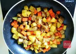 Illustration of how to make curry beef rice 17