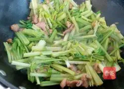 Illustration of how to make fried meat with celery 5