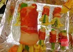 Illustration of how to make bacon enoki mushroom rolls 5