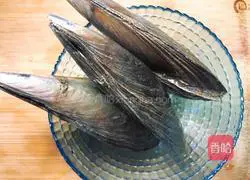 Illustration of how to make steamed scallops with garlic vermicelli 1