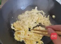 Illustration of how to make scrambled eggs with tomatoes 3