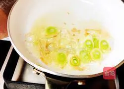 Illustration of how to make scrambled eggs with mushrooms 5