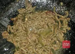 Illustration of how to make oil-consuming green pepper shredded beef 4