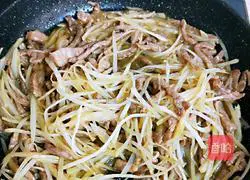 Illustration of how to make fried meat with potatoes and onions 17