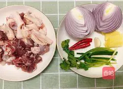 Illustration of how to cook duck meat with onions 1