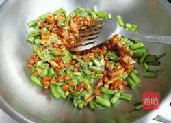 Illustration of how to make appetizing spicy diced cabbage stalks 7