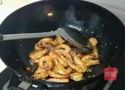 Illustration of how to cook shrimps braised in tomato oil 5