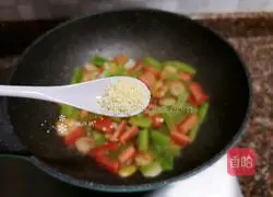 Illustration of how to stir-fry lettuce and shrimp 13