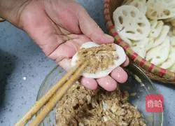 Illustration of how to make fried lotus root 10