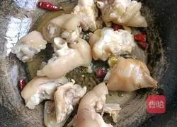 Illustration of braised pig trotters 6