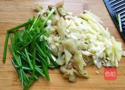 Illustration of how to make fish-flavored wild rice shredded pork 4