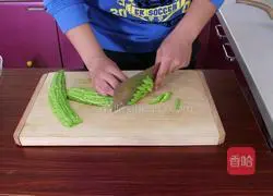 Bitter melon and scrambled eggs recipe illustration 3