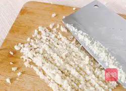 Illustration of how to make garlic vermicelli with open-backed shrimps 8