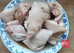 Illustration of braised pig trotters 1