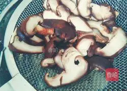 Illustration of how to make shiitake mushroom slices 2